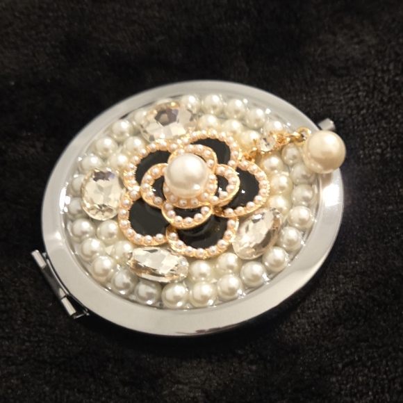 Camilla Flower Compact Mirror Black Gold & Crystal with White Pearls Silver Base - Picture 6 of 6